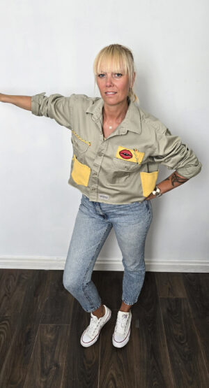 Koszula z aplikacjami i napisem “Kiss no talk”