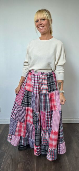 Długa, czerwono-różowa spódnica patchworkowa w stylu boho